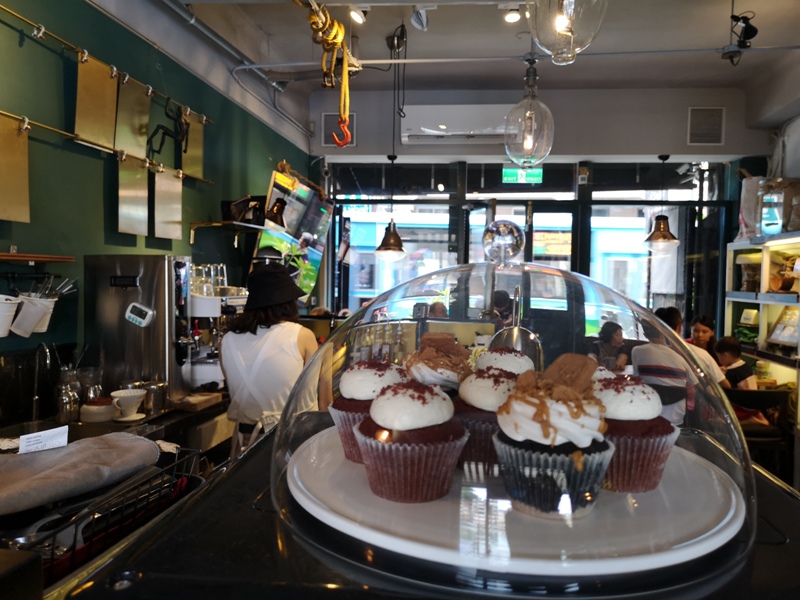 tuman15 基隆-圖們咖啡 正濱漁港彩色屋之黑色大方咖啡館 漁港風光盡收眼底