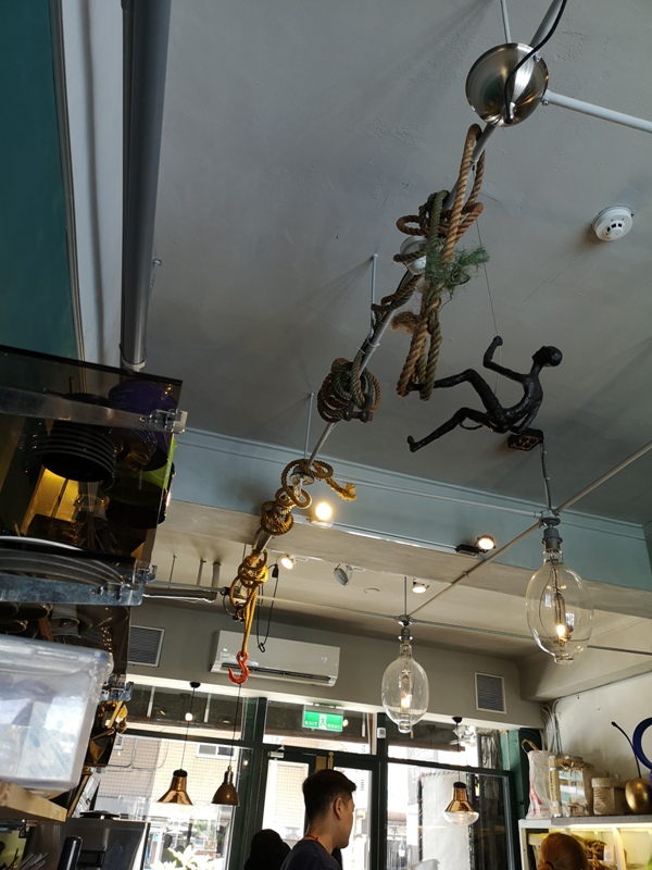 tuman16 基隆-圖們咖啡 正濱漁港彩色屋之黑色大方咖啡館 漁港風光盡收眼底