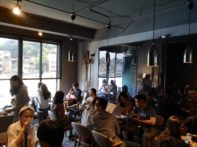 tuman17 基隆-圖們咖啡 正濱漁港彩色屋之黑色大方咖啡館 漁港風光盡收眼底