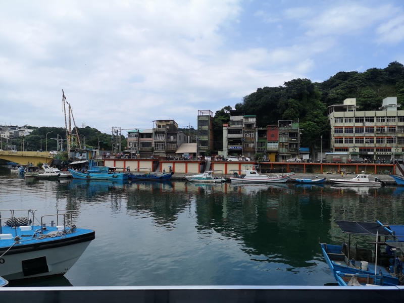 tuman18 基隆-圖們咖啡 正濱漁港彩色屋之黑色大方咖啡館 漁港風光盡收眼底