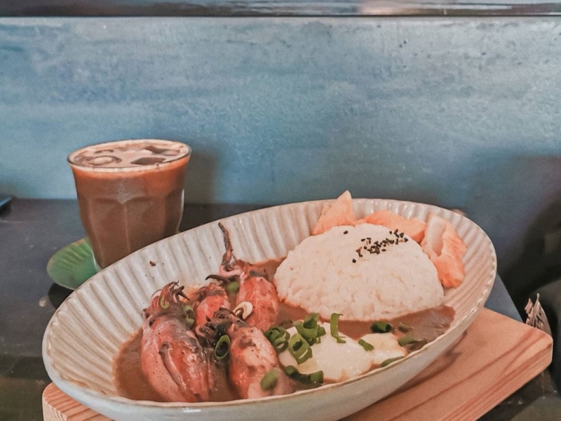 tuman22 基隆-圖們咖啡 正濱漁港彩色屋之黑色大方咖啡館 漁港風光盡收眼底