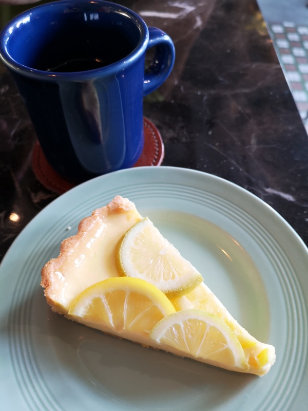 tuman23 基隆-圖們咖啡 正濱漁港彩色屋之黑色大方咖啡館 漁港風光盡收眼底