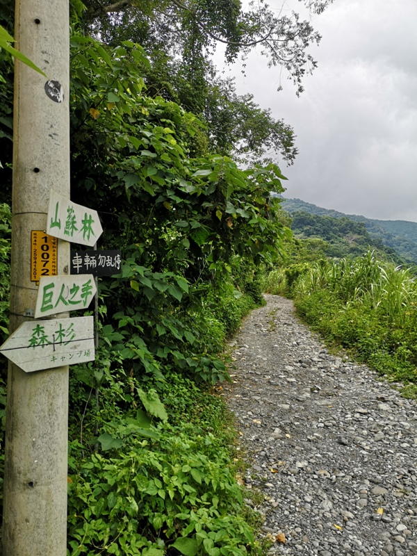 gianthands02 和平-巨人之手 失落的悲傷的遺落在荒野中的巨人