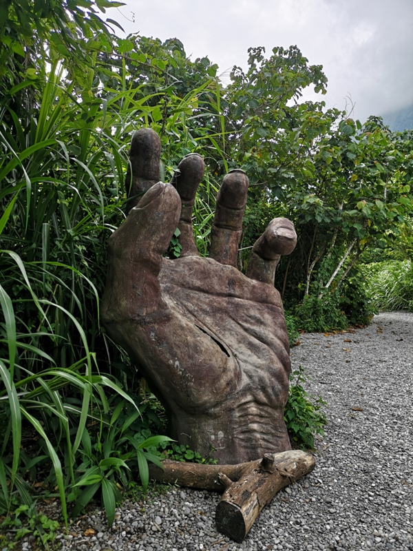 gianthands08 和平-巨人之手 失落的悲傷的遺落在荒野中的巨人