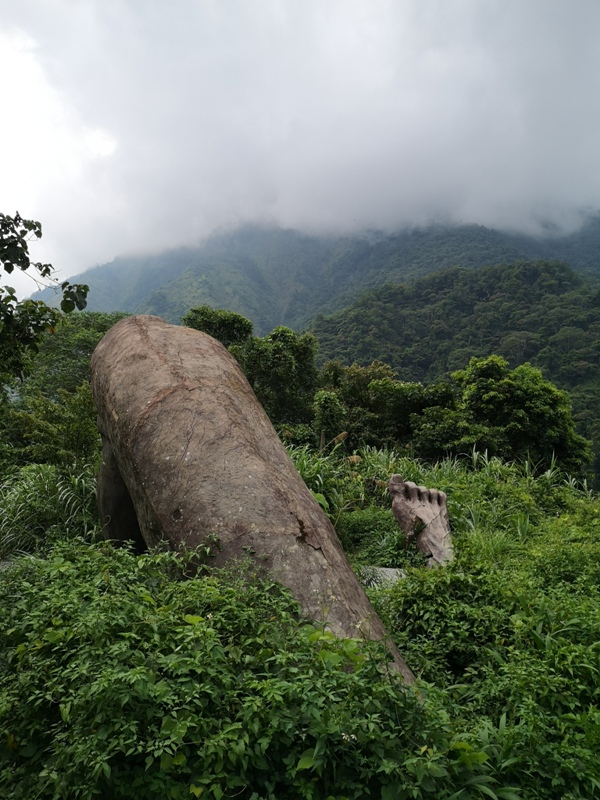 gianthands09 和平-巨人之手 失落的悲傷的遺落在荒野中的巨人