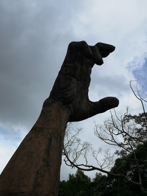 gianthands13 和平-巨人之手 失落的悲傷的遺落在荒野中的巨人