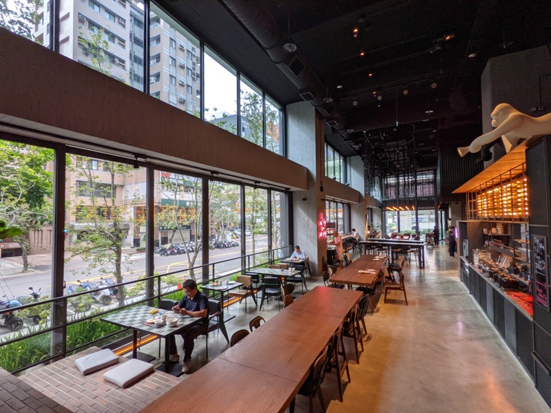 moxytaichung28 南屯-Moxy台中 萬豪潮飯店又一間 簡約IKEA風大廳宛如遊戲間