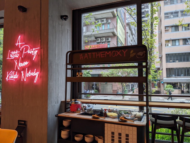 moxytaichung30 南屯-Moxy台中 萬豪潮飯店又一間 簡約IKEA風大廳宛如遊戲間