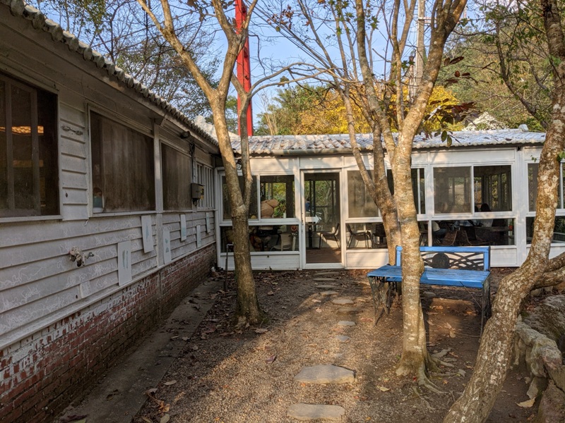 maplenorthcape19 尖石-楓北角 綠樹紅橋白屋 北角吊橋旁景觀咖啡