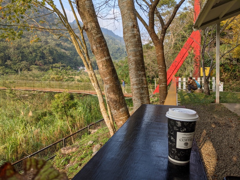 maplenorthcape26 尖石-楓北角 綠樹紅橋白屋 北角吊橋旁景觀咖啡