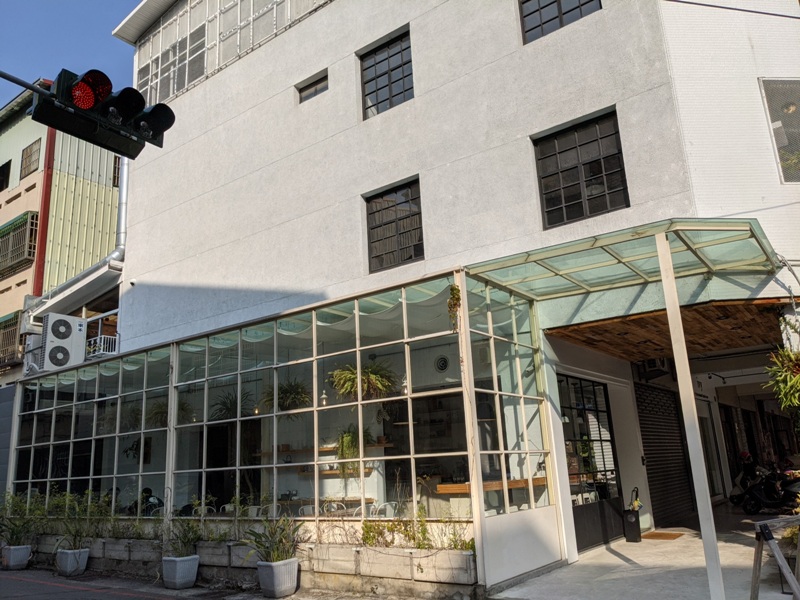 台中西區-斑馬公寓咖啡 木頭植栽玻璃屋