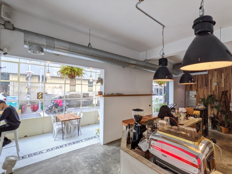 zebraapartment04 台中西區-斑馬公寓咖啡 木頭植栽玻璃屋