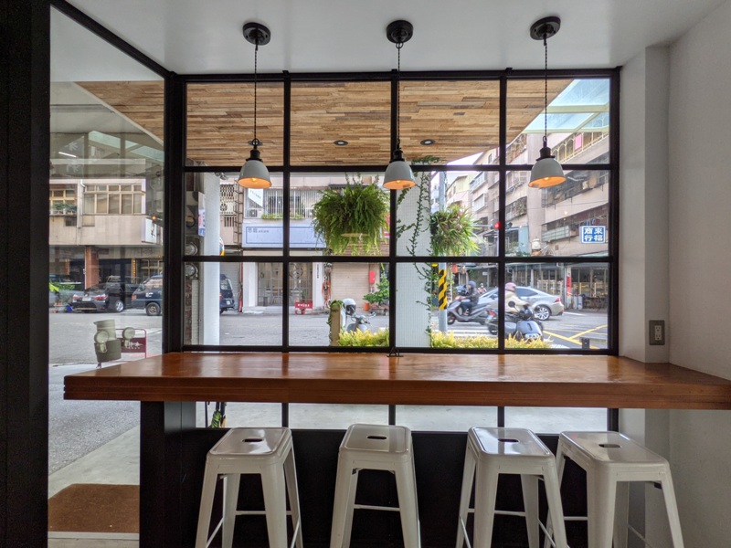 zebraapartment08 台中西區-斑馬公寓咖啡 木頭植栽玻璃屋