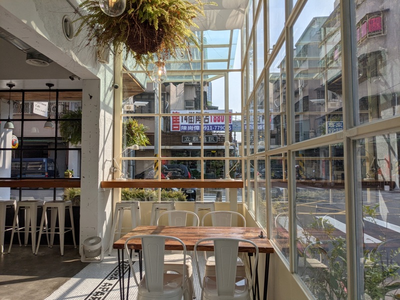 zebraapartment09 台中西區-斑馬公寓咖啡 木頭植栽玻璃屋