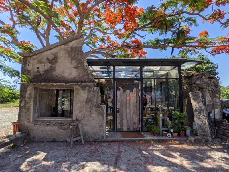underthetreecafe411113304 恆春-樹夏飲事 廢墟玻璃屋 火紅鳳凰花 屋美咖啡讚