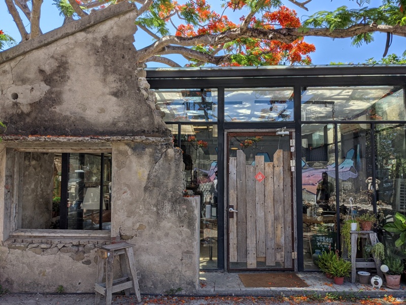 underthetreecafe411113305 恆春-樹夏飲事 廢墟玻璃屋 火紅鳳凰花 屋美咖啡讚
