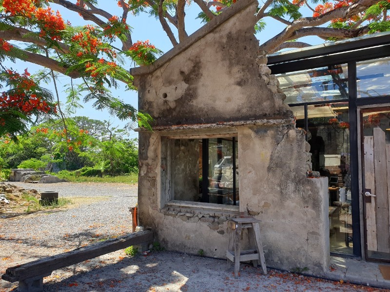 underthetreecafe411113306 恆春-樹夏飲事 廢墟玻璃屋 火紅鳳凰花 屋美咖啡讚