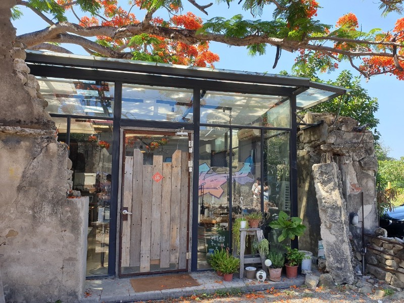 underthetreecafe411113307 恆春-樹夏飲事 廢墟玻璃屋 火紅鳳凰花 屋美咖啡讚