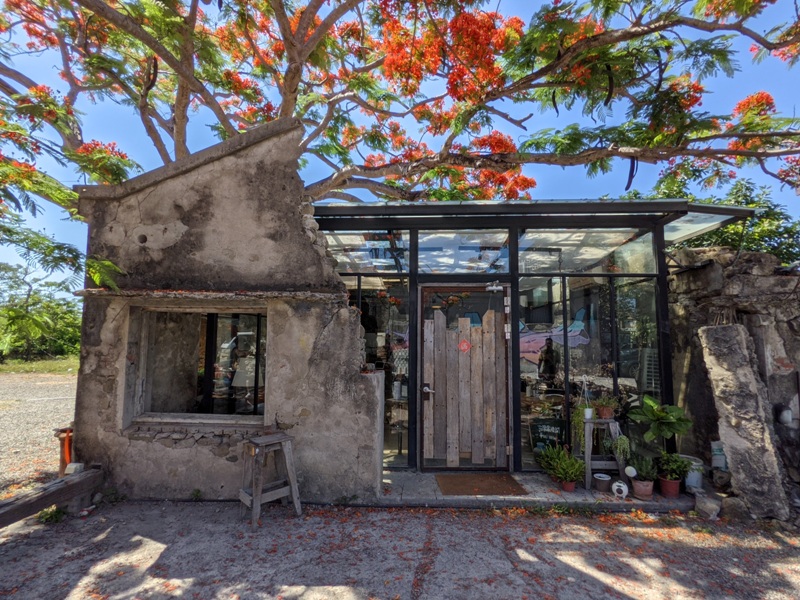 underthetreecafe411113308 恆春-樹夏飲事 廢墟玻璃屋 火紅鳳凰花 屋美咖啡讚