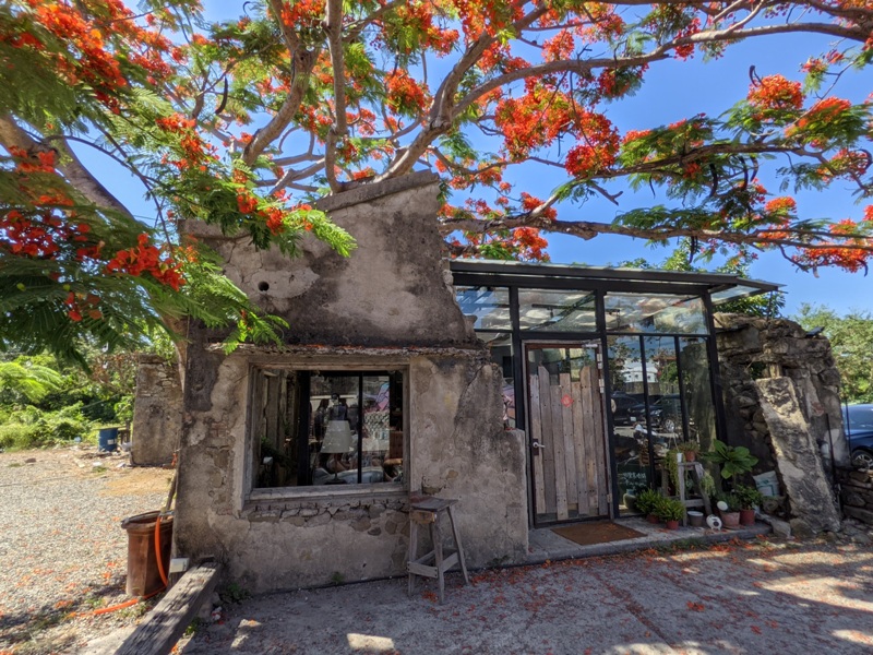 underthetreecafe411113309 恆春-樹夏飲事 廢墟玻璃屋 火紅鳳凰花 屋美咖啡讚