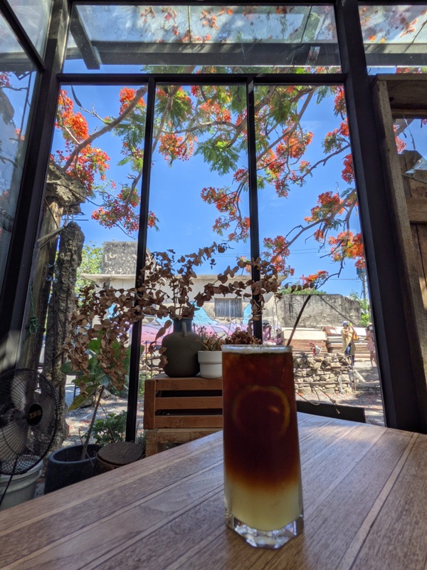 underthetreecafe411113327 恆春-樹夏飲事 廢墟玻璃屋 火紅鳳凰花 屋美咖啡讚