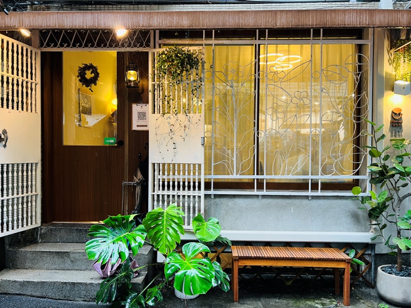 horokacafe03 萬華-木咖Horoka 浪漫韓風店狗太可愛