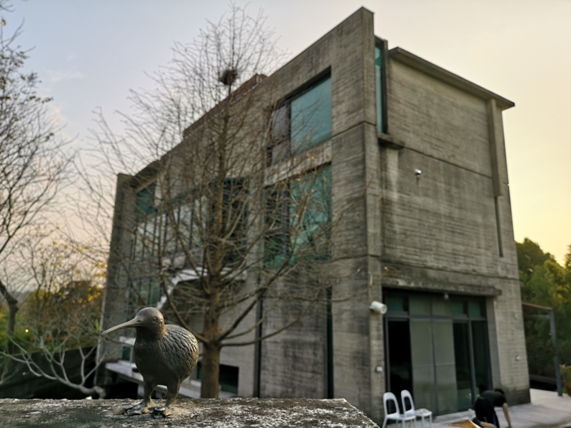 erchuan02 峨眉-二泉湖畔咖啡 依山傍水幽靜清水模建築 賞峨眉湖美景