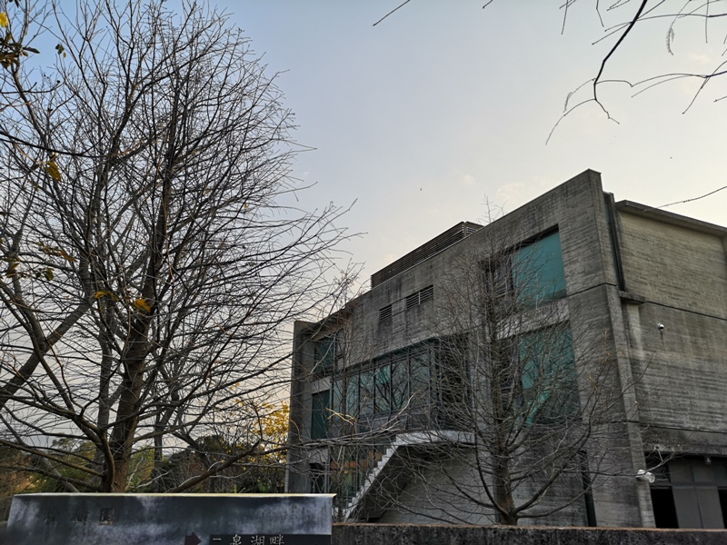 erchuan03 峨眉-二泉湖畔咖啡 依山傍水幽靜清水模建築 賞峨眉湖美景