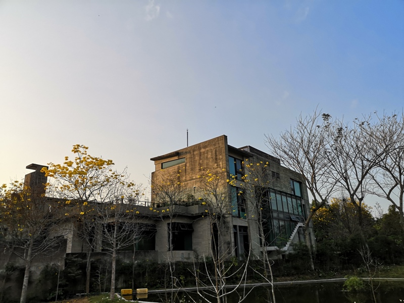 erchuan04 峨眉-二泉湖畔咖啡 依山傍水幽靜清水模建築 賞峨眉湖美景