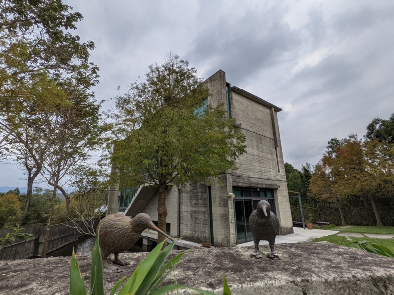 erchuan06 峨眉-二泉湖畔咖啡 依山傍水幽靜清水模建築 賞峨眉湖美景