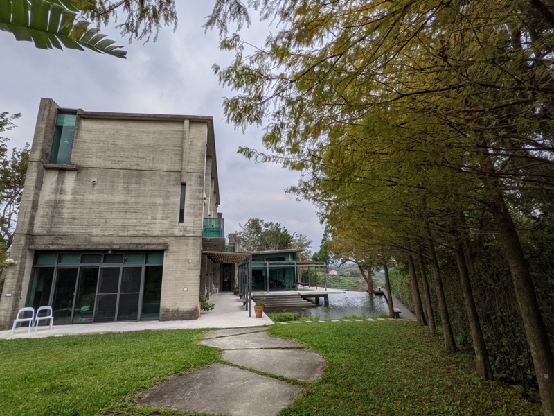 erchuan07 峨眉-二泉湖畔咖啡 依山傍水幽靜清水模建築 賞峨眉湖美景