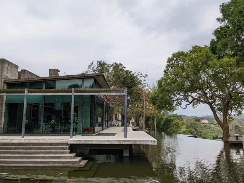 erchuan08 峨眉-二泉湖畔咖啡 依山傍水幽靜清水模建築 賞峨眉湖美景
