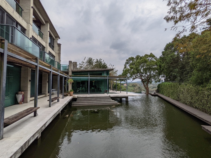 erchuan09 峨眉-二泉湖畔咖啡 依山傍水幽靜清水模建築 賞峨眉湖美景