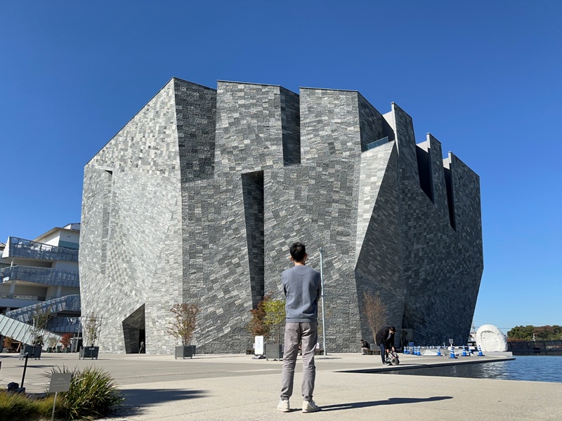 Saitama-角川武藏野博物館 隈研吾石石堆疊的巨石建築