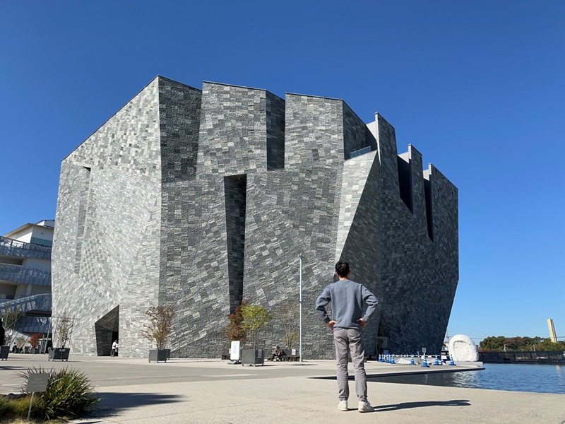 kadokawamusashino04 Saitama-角川武藏野博物館 隈研吾石石堆疊的巨石建築
