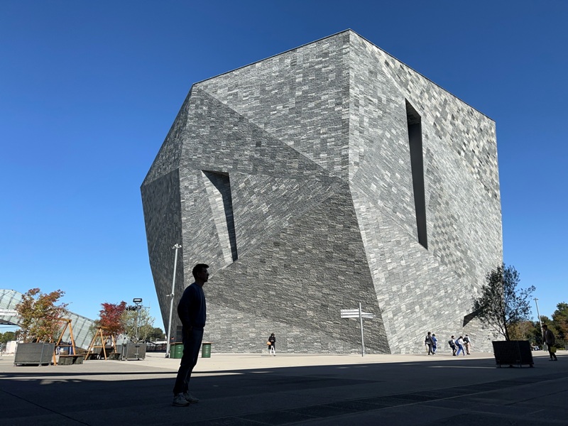 kadokawamusashino08 Saitama-角川武藏野博物館 隈研吾石石堆疊的巨石建築