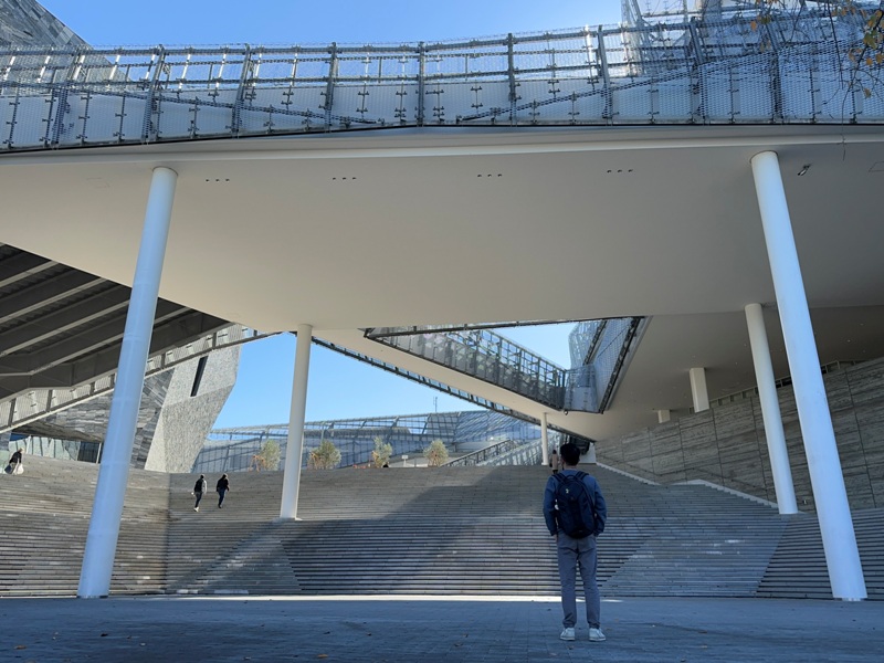 kadokawamusashino16 Saitama-角川武藏野博物館 隈研吾石石堆疊的巨石建築