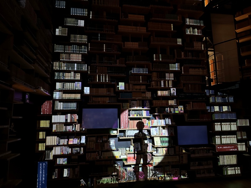 kadokawamusashino21 Saitama-角川武藏野博物館 隈研吾石石堆疊的巨石建築