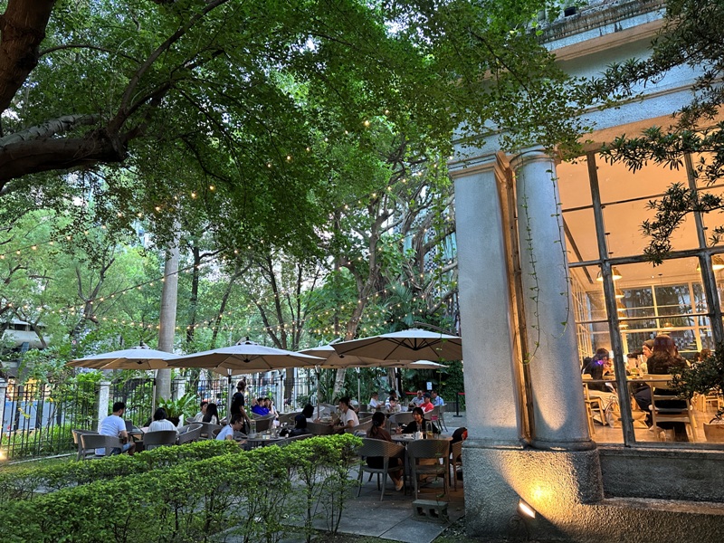 lightspot03 中山-建築優雅咖啡溫潤 白色古蹟的優雅光點與羊毛與花