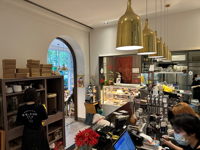 lightspot05 中山-建築優雅咖啡溫潤 白色古蹟的優雅光點與羊毛與花