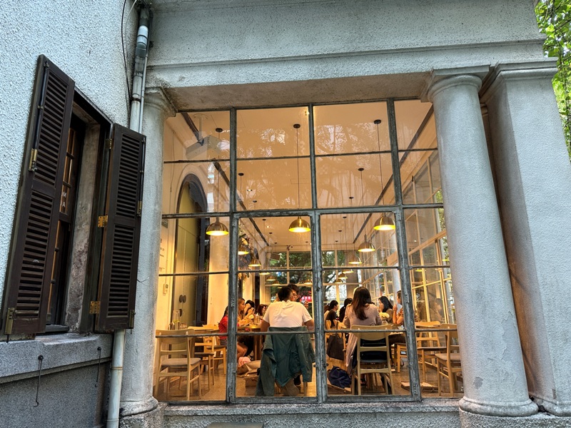 lightspot09 中山-建築優雅咖啡溫潤 白色古蹟的優雅光點與羊毛與花