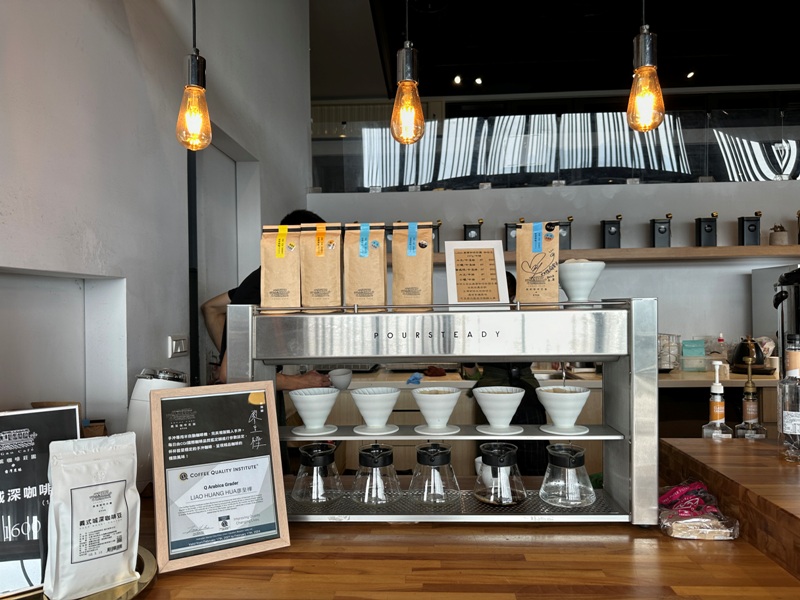 lugaocafe17110 魚池-鹿篙咖啡 茶園配遠山 一杯咖啡度午後