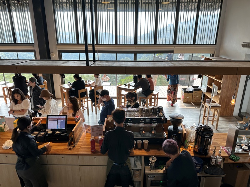 lugaocafe17112 魚池-鹿篙咖啡 茶園配遠山 一杯咖啡度午後