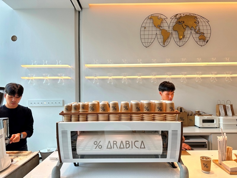 arabicacentralworld07 Bangkok-%Arabica Coffee(Central World)方塊設計貫串全店