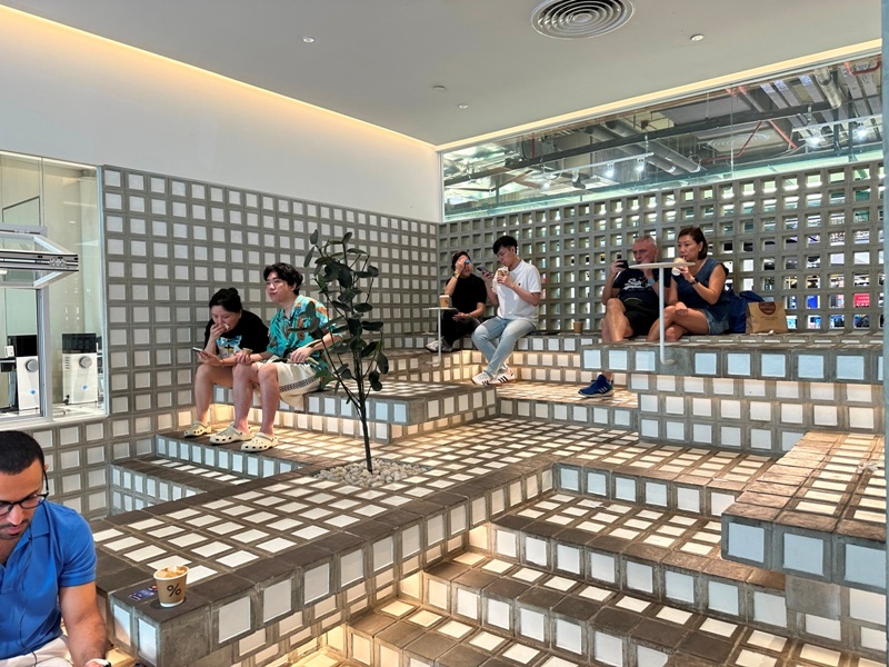 arabicacentralworld09 Bangkok-%Arabica Coffee(Central World)方塊設計貫串全店