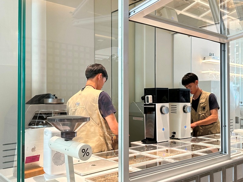 arabicacentralworld12 Bangkok-%Arabica Coffee(Central World)方塊設計貫串全店