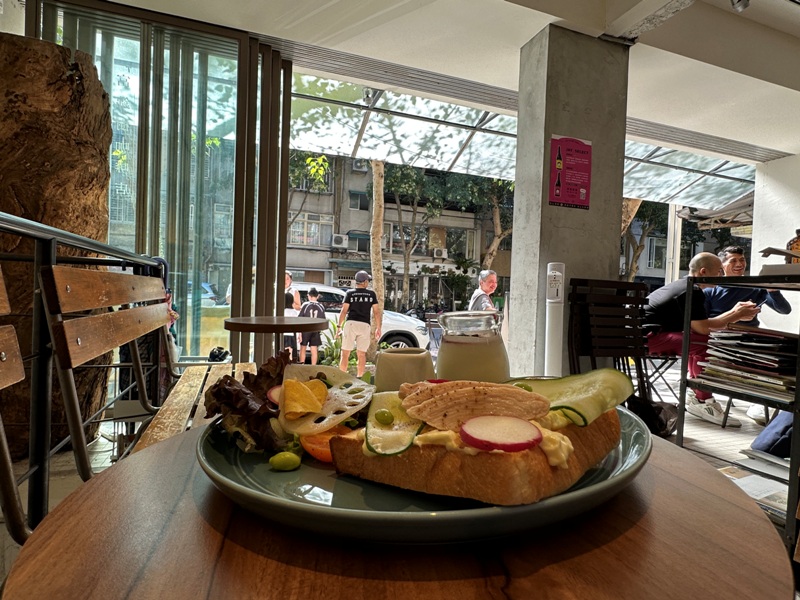 fujin12 松山-秋高氣爽來份早午餐 民生社區馳名富錦樹咖啡