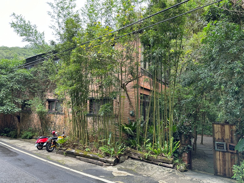 尖石-自然在家書坊 紅瓦綠樹青山環繞 森林系咖啡館