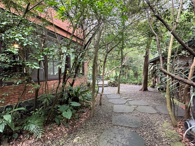 nature092302 尖石-自然在家書坊 紅瓦綠樹青山環繞 森林系咖啡館
