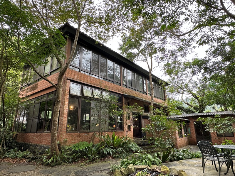 nature092303 尖石-自然在家書坊 紅瓦綠樹青山環繞 森林系咖啡館